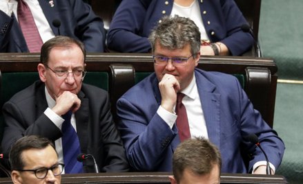 Posłowie PiS Mariusz Kamiński ( L) i Maciej Wąsik (P) na sali sejmowej. Wykonanie wyroku skazującego