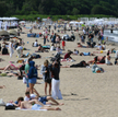 Plażowicze na plaży w Sopocie