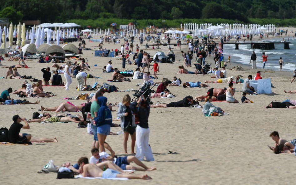 Plażowicze na plaży w Sopocie