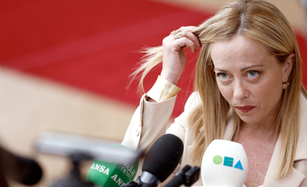 Włoska premier Giorgia Meloni zdołała uspokoić rynki, mocno ograniczając podatek od nadzwyczajnych z