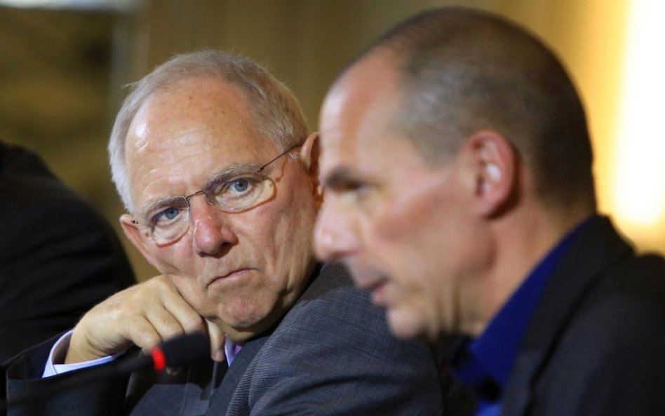 Wolfgang Schaeuble (z lewej) i minister finansów Grecji Yanis Varoufakis
