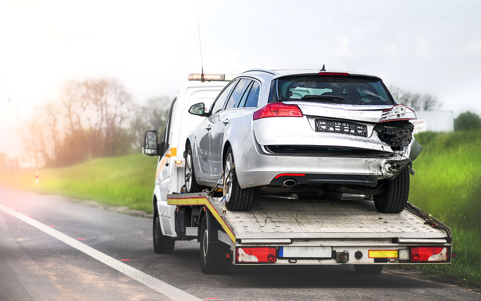 Polacy coraz więcej wydają na sprowadzone używane auta i ich transport