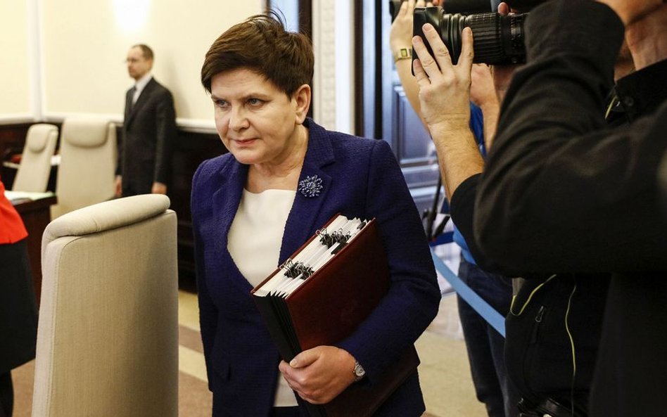 Szydło: Wstyd, że Komorowski opowiada takie rzeczy