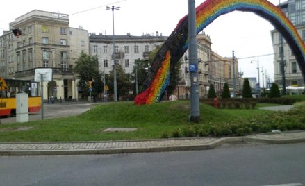 Spalona Tęcza na pl. Zbawiciela