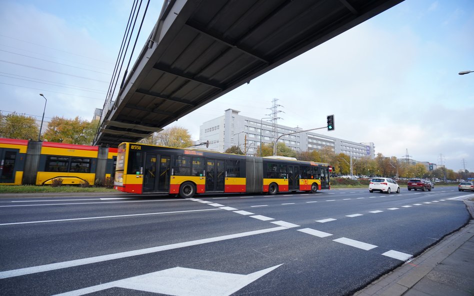 Kładka nad Wołoską przez wiele lat stanowiła jedno z dojść do Galerii Mokotów i była architektoniczn