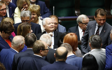 Sondaż: Prawo i Sprawiedliwość z samodzielną większością w Sejmie