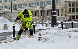 Mimo ciągłej pracy ekip porządkowych, miejsca uprzednio odśnieżone są ponownie zasypywane przez trwa