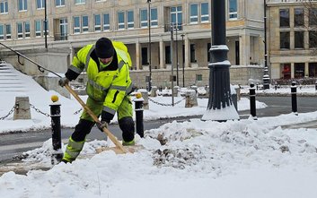 Mimo ciągłej pracy ekip porządkowych, miejsca uprzednio odśnieżone są ponownie zasypywane przez trwa