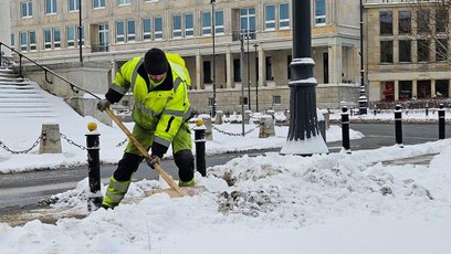 Mimo ciągłej pracy ekip porządkowych, miejsca uprzednio odśnieżone są ponownie zasypywane przez trwa