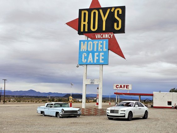 Roy's Motel and Café to dzisiaj mała stacja benzynowa przy drodze 66, w mieście Amboy na pustyni Moj