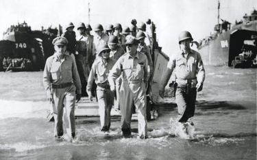 Generał Douglas MacArthur (w środku) dociera na Leyte, Wyspy Filipińskie