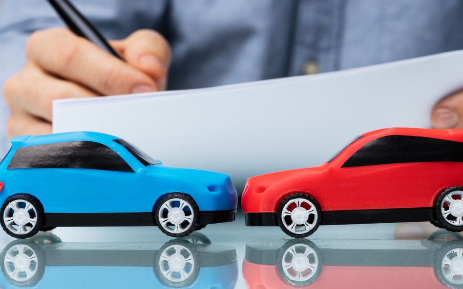 SUV na benzynę i mała hybryda. Firma rozliczy w kosztach dwa auta