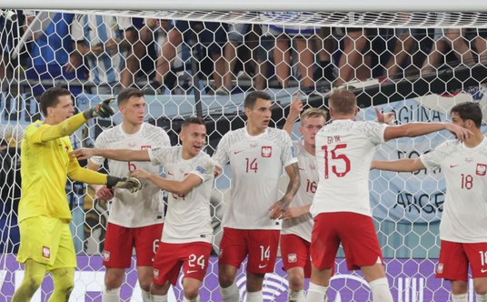 Polska często broniła się niemal całą drużyną w polu karnym