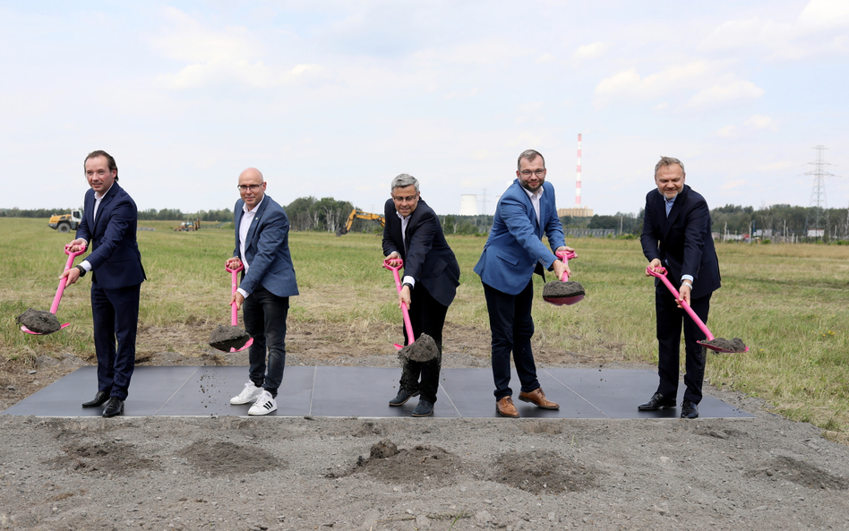 Minister funduszy i polityki regionalnej Grzegorz Puda (drugi z prawej), prezydent Mysłowic Dariusz 