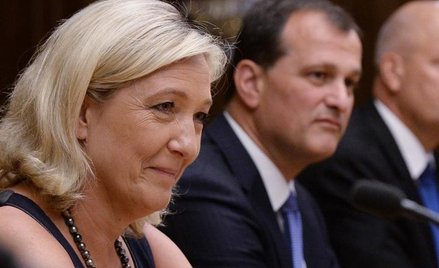 Louis Alliot bierze udział ze swoją partnerką Marine Le Pen we wszystkich ważnych wydarzeniach Front