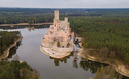 Słynny zamek w Stobnicy w Puszczy Noteckiej (na zdjęciu w 2022 r.). Budowa trwa mimo kontrowersji, s