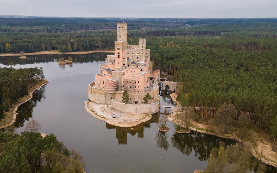 Słynny zamek w Stobnicy w Puszczy Noteckiej (na zdjęciu w 2022 r.). Budowa trwa mimo kontrowersji, s