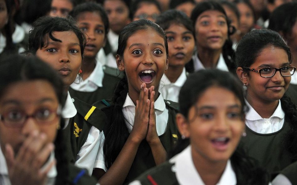 Uczniowie w Indiach reagujący na zobaczenie tygrysa na olbrzymim ekranie w szkole, w przeddzień Świa