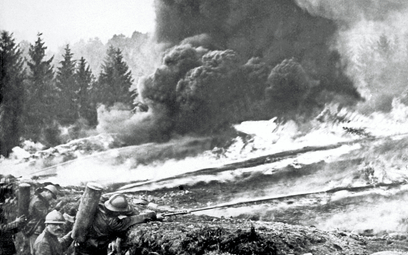 Francuscy żołnierze używający miotaczy ognia na linii frontu. W czasie I wojny światowej tego typu ś