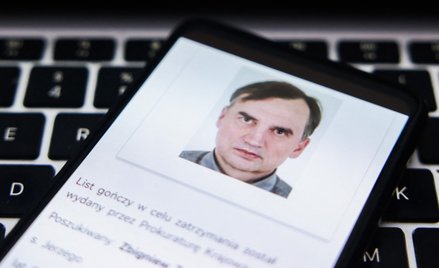 Zbigniew Ziobro jest poszukiwany w Polsce listem gończym, co oznacza, że udzielanie mu pomocy jest p