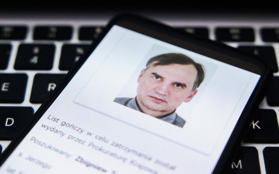 Zbigniew Ziobro jest poszukiwany w Polsce listem gończym, co oznacza, że udzielanie mu pomocy jest p