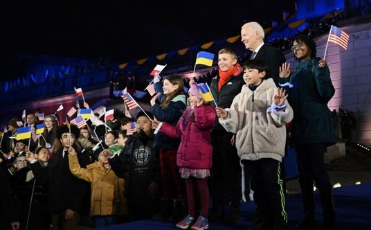 Po zakończeniu orędzia do prezydenta Bidena podeszły dzieci z flagami USA, Ukrainy i Polski