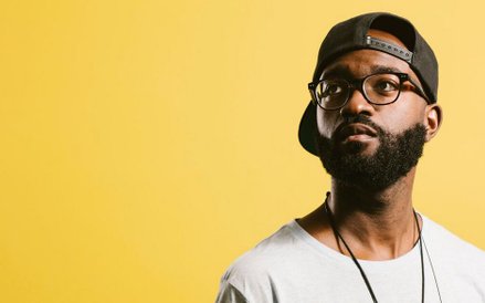 Inua Ellams, nigeryjsko-brytyjski poeta i performer.