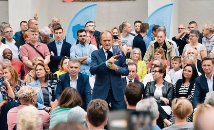 Donald Tusk wraz z przedstawicielami PO podczas spotkania z wyboracami w Szczecinie