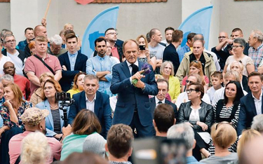 Donald Tusk wraz z przedstawicielami PO podczas spotkania z wyboracami w Szczecinie