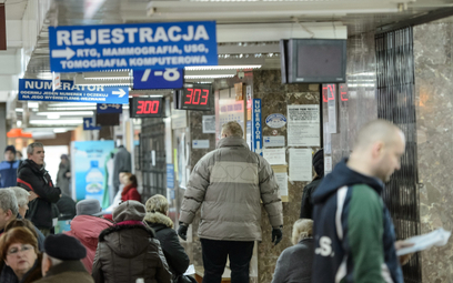 Pacjenci oczekujący w kolejce na pomoc medyczną
