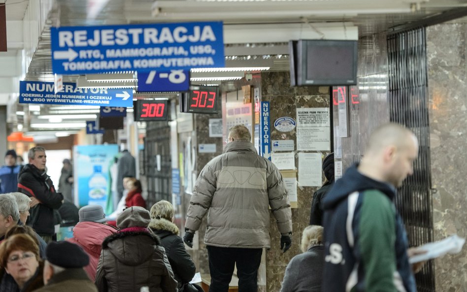 Pacjenci oczekujący w kolejce na pomoc medyczną