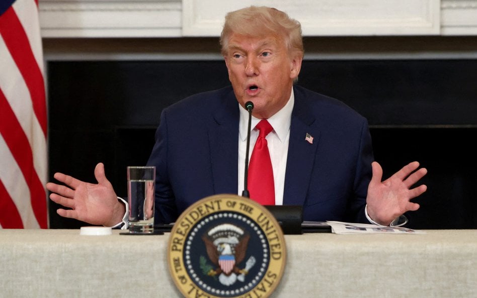 Prezydent USA Donald Trump nadal straszy niektóre państwa podwyżkami ceł. Fot. REUTERS/Evelyn Hockst