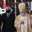 Prezydent Andrzej Duda z małżonką oraz biskup pomocniczy warszawski Michał Janocha składają kwiaty p