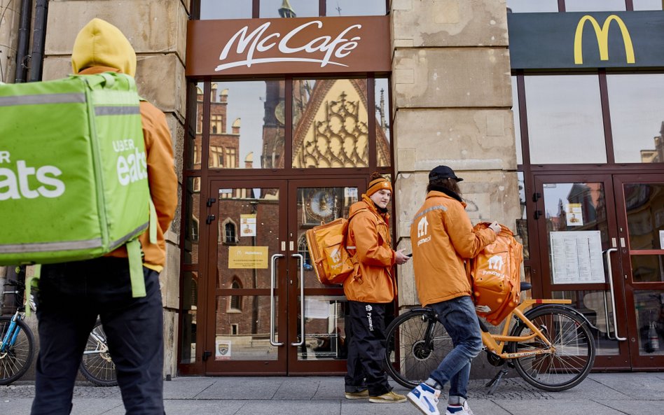 Pracujący dla platform z etatem? Nie wszyscy gig-workerzy tego chcą