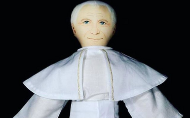 Maskotka Jana Pawła II stała się hitem w internecie. I budzi kontrowersje