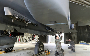 Korea Południowa. Żołnierze instalują pociski Taurus pod samolotem F-15K