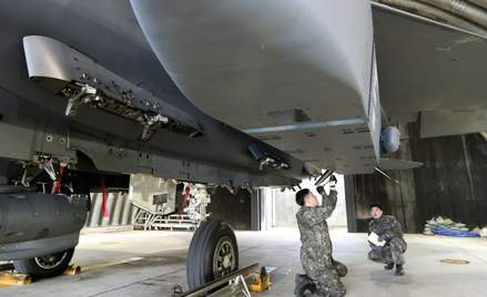 Korea Południowa. Żołnierze instalują pociski Taurus pod samolotem F-15K