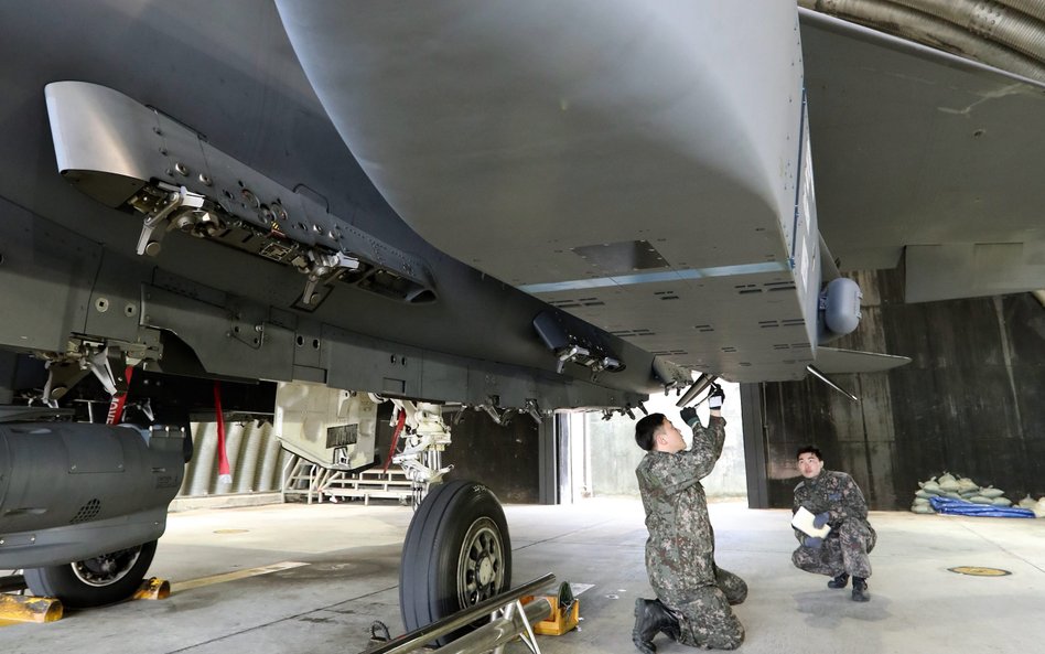 Korea Południowa. Żołnierze instalują pociski Taurus pod samolotem F-15K