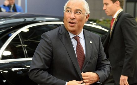26 listopada – lider socjalistów António Costa objął urząd premiera Portugalii.