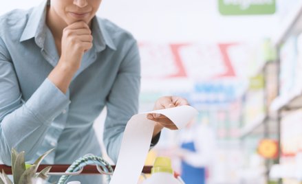 Sondaż: Polacy zabrali się do zaciskania pasa. Co trzeci kupuje mniej jedzenia