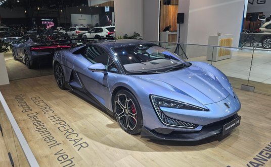 Skaczący przez dziury w asfalcie i przeszkody Yangwang U9 zasłynął ostatnio w interenecie. Sportowy 