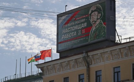 "Służenie Rosji to prawdziwa praca” na fasadzie budynku przy Newskim Prospekcie w Petersburgu, kwiec
