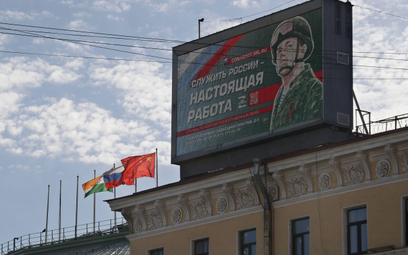 "Służenie Rosji to prawdziwa praca” na fasadzie budynku przy Newskim Prospekcie w Petersburgu, kwiec