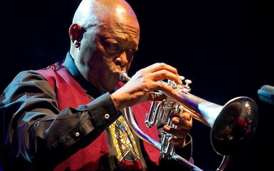 Afrykański trębacz Hugh Masekela porwał publiczność festiwalu Skrzyżowanie Kultur do zabawy