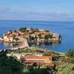Sveti Stefan doskonale widać z brzegu. Do wyspy wiedzie grobla, wzdłuż niej ulokowały się plaże.