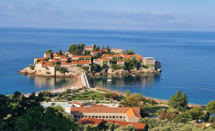 Sveti Stefan doskonale widać z brzegu. Do wyspy wiedzie grobla, wzdłuż niej ulokowały się plaże.