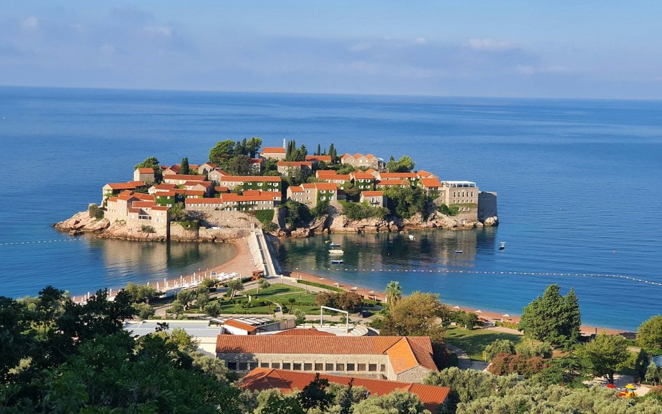 Sveti Stefan doskonale widać z brzegu. Do wyspy wiedzie grobla, wzdłuż niej ulokowały się plaże.