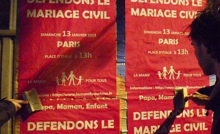Nantes. Ochotnicy rozwieszają w mieście plakaty zachęcające do udziału w demonstracji w Paryżu