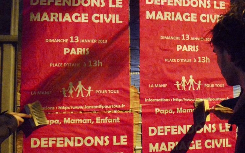 Nantes. Ochotnicy rozwieszają w mieście plakaty zachęcające do udziału w demonstracji w Paryżu