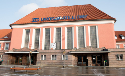 Kolej. Dworce coraz bardziej pustoszeją